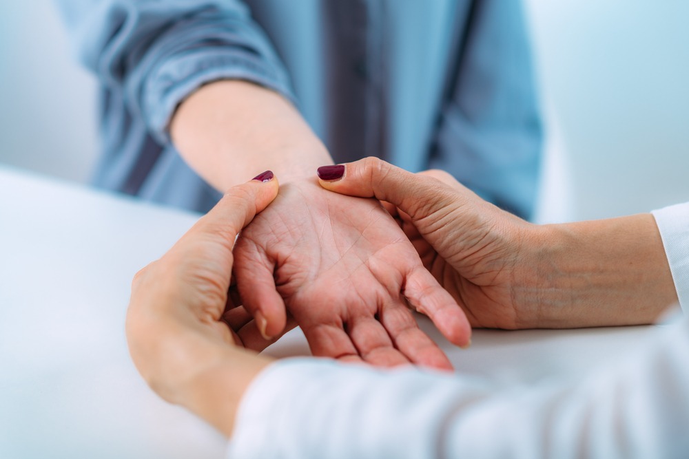 A medical professional diagnoses a person’s carpal tunnel.