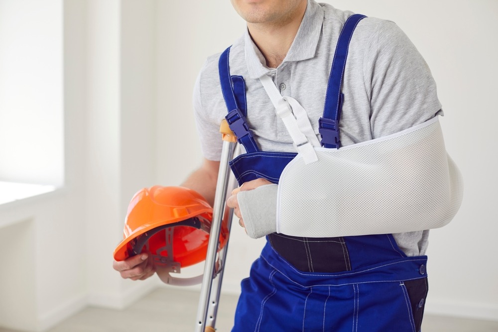 Repairman with arm bandage and crutches. Are workers’ compensation benefits taxable income in SC?